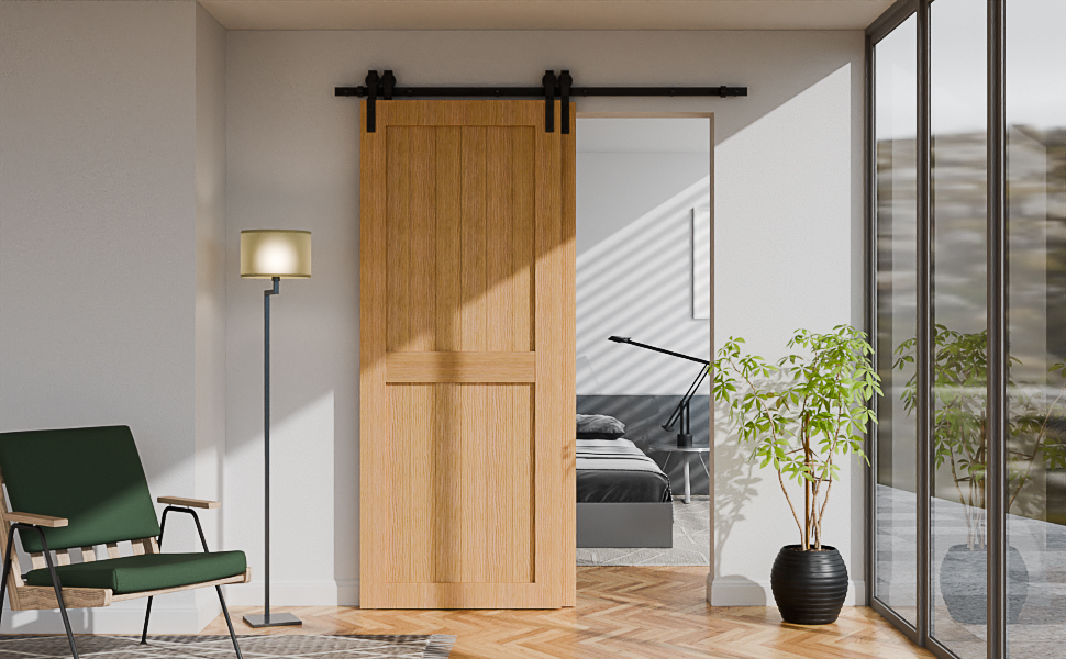 Schiebetür aus Holz auf schwarzer Schiene, teilweise geöffnet. Grüner Sessel, Stehlampe und Topfpflanze, sichtbar im modernen Interieur mit großen Fenstern