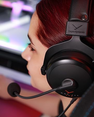 dans une palette de couleurs noir et rouge avec perche de microphone intégrée, illustré en cours d'utilisation sur ordinateur.