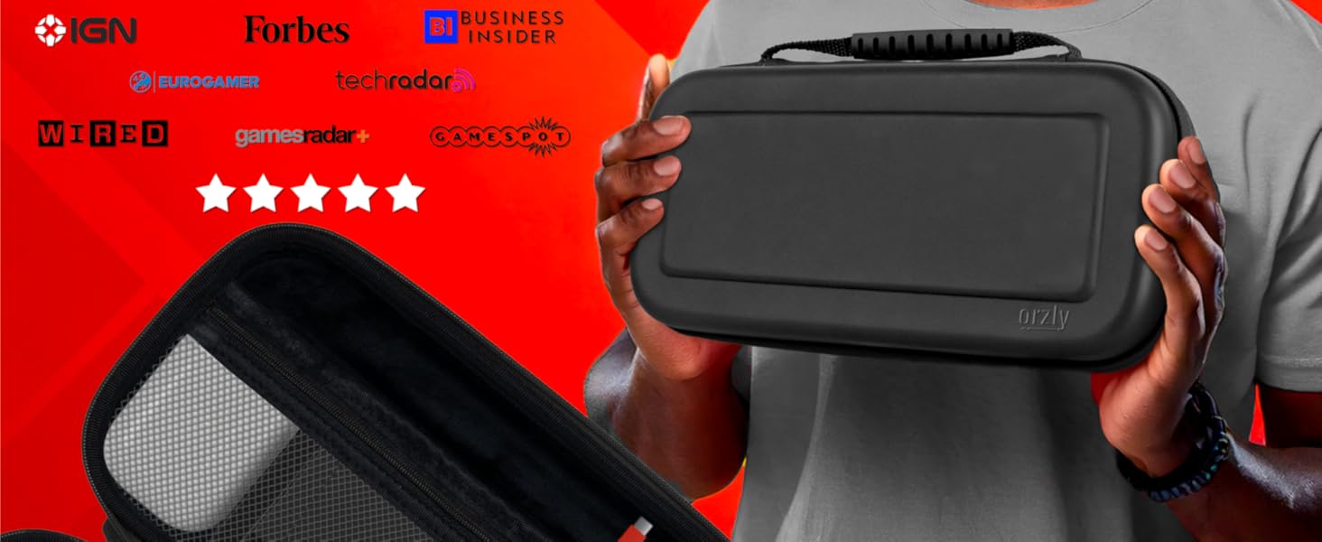 Un homme tient une coque Orzly pour Switch 2, capable d’accueillir console et accessoires.