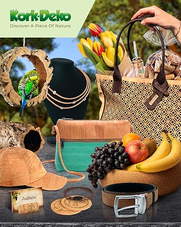 eine Collage aus Gegenständen, darunter ein Strohsack, ein Strohhut, ein Strohhut, ein Strohhut, eine Flasche Wasser und ein Korb.