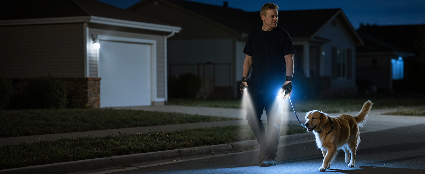 Nächtliche Außenszene mit hellem LED-Taschenlampenstrahl, der den dunklen Garten beleuchtet, wobei der Hund im Licht sichtbar ist.