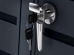 Türgriff oder Hebelschloss aus verchromtem Metall mit eingestecktem Schlüssel, montiert auf einer dunklen Oberfläche und präsentiert ein modernes Sicherheitsdesign