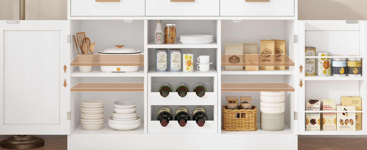 Serie organisierter Küchenregale mit verschiedenen Aufbewahrungslösungen mit weißen Regalen an weißen Wänden, in denen organisierte Küchenutensilien und Aufbewahrungsboxen ausgestellt sind.