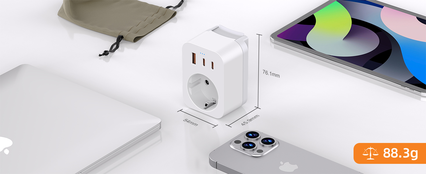 Configuration de bureau avec des appareils électroniques blancs, y compris un adaptateur secteur et des accessoires sur fond clair.