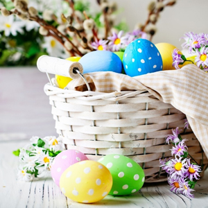 Huevos de plástico para manualidades.