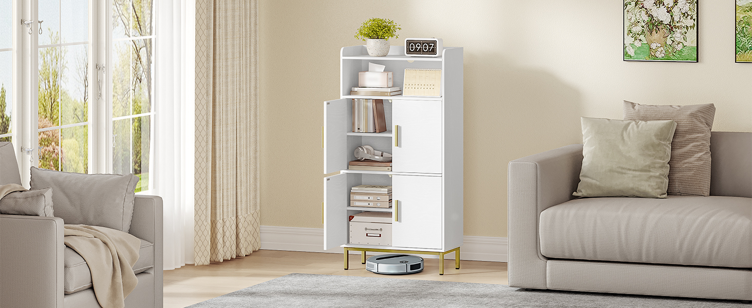 Weißer Lagerschrank mit offenen Regalen, Schubladen und geschlossenen Fächern. Goldfarbene Beine. Es befindet sich in einem Wohnzimmer mit sichtbarem beigem Sofa und Sessel