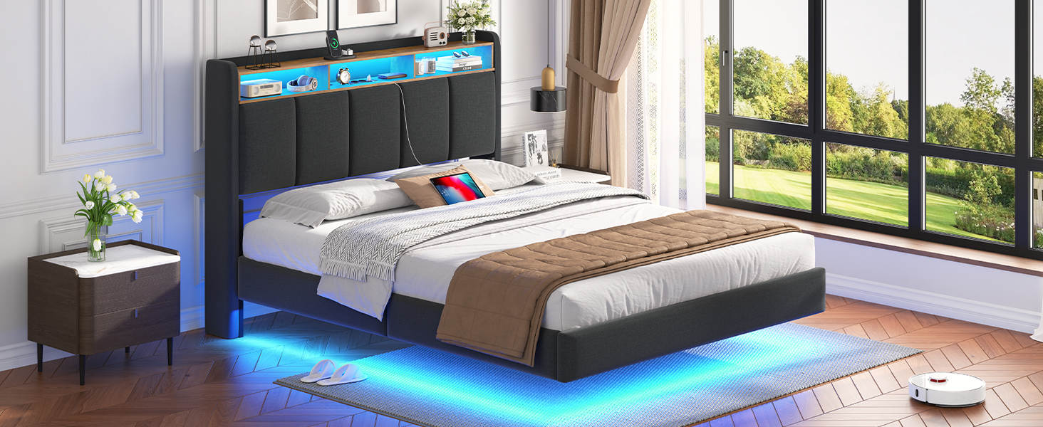 Modernes Schlafzimmer mit einem Plattformbett mit blauer LED-Beleuchtung darunter. Dunkles Kopfteil mit Ablagefächern und großen sichtbaren Fenstern