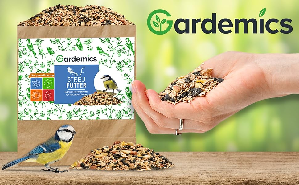 Vogelfuttermischung von Ardemics in umweltfreundlicher Verpackung. Das Bild zeigt die Produktverpackung, lose Samen und eine Blaumeise, die von einem Haufen der Mischung frisst.