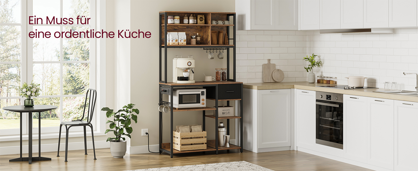 Modernes Kücheninterieur mit hohem braunem Mikrowellenschrank mit offenen Regalen und Stauraum, der an weißen Schränken und Wänden positioniert