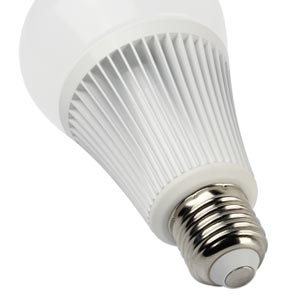 Drei weiße LED-Glühlampen mit Standard-E27-Sockel, die aus verschiedenen Blickwinkeln dargestellt werden und an ihren Gehäusen ein geripptes Kühlkörperdesign aufweisen.