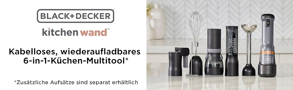 Der Akku-Stabmixer steht mit den 5 Aufsätzen auf einer Arbeitsplatte.
