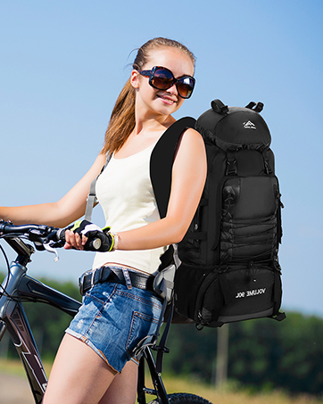 Grand sac à dos de randonnée noir porté par les cyclistes. Plusieurs compartiments visibles, conçus pour les aventures en plein air.