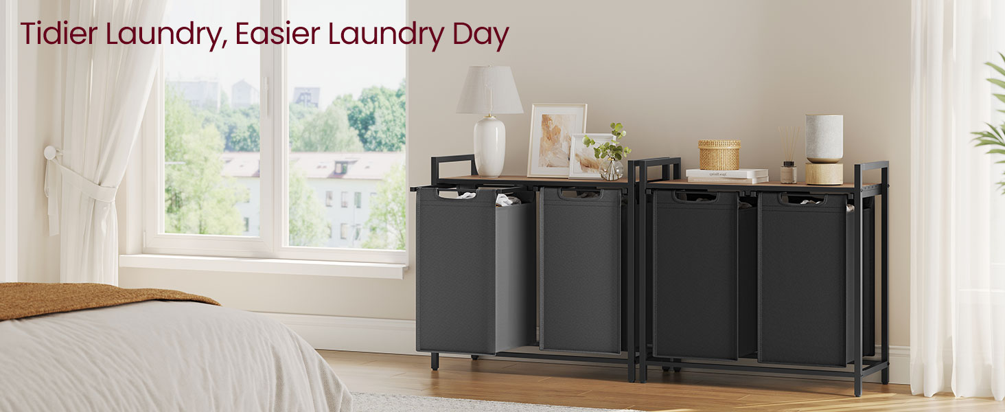 Modern szennyesválogató egység négy sötétszürke rekesszel, fekete fémkereten, egy hálószoba falánál, egy ablak alatt elhelyezve.