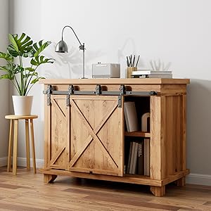 Rustikales Sideboard aus Holz mit Schiebetüren im Scheunenstil, auf dem Stauraum und Dekorationsgegenstände zur Geltung kommen. An einer weißen Wand mit Pflanzen in der Nähe positioniert