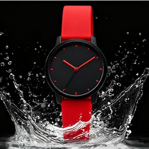 Minimalistische Uhr mit schwarzem Zifferblatt und rotem Band in mehreren Ansichten, einschließlich Demonstration der Wasserdichtigkeit durch Spritzwasser.