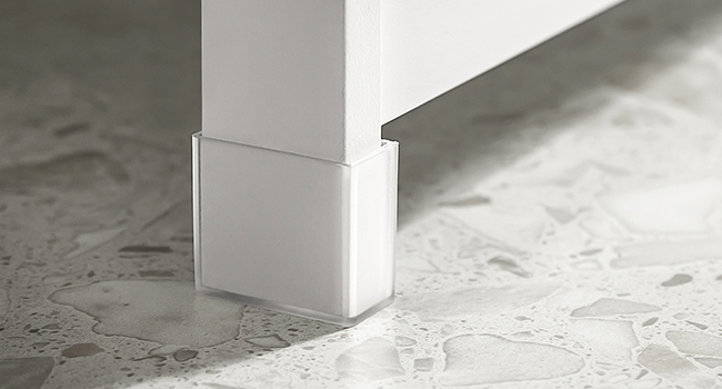 Fotoserie, die festliche Zuschauer mit traditionellem bayerischem blau-weißem Karomuster im Vordergrund zeigt, das bei einer Veranstaltung feiert, die wie eine Veranstaltung im Freien aussieht.