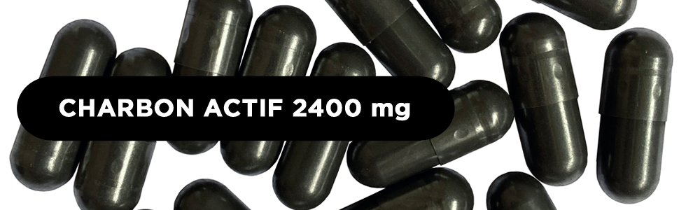 Capsules noires éparpillées sur fond blanc. Le texte superposé indique « CHARBON ACTIF 2400 mg », indiquant un supplément de charbon actif