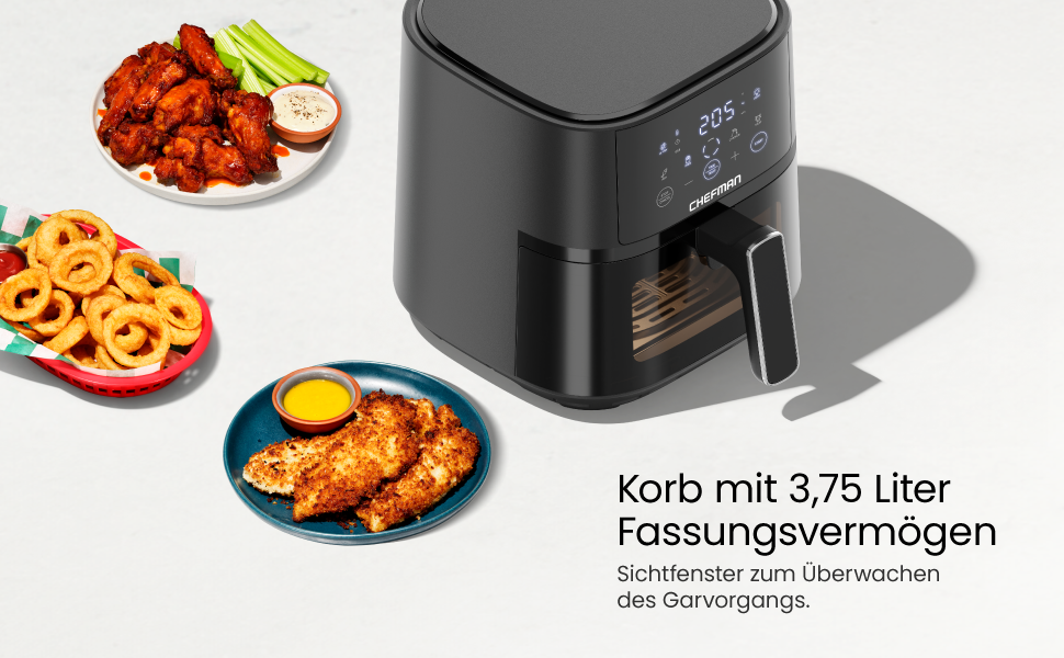 Schwarze Heißluftfritteuse mit einem Korb von 3,75 Litern, abgebildet neben Tellern mit zubereiteten Lebensmitteln wie Hähnchenflügeln und