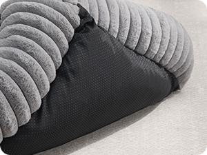 Nahaufnahmen von gerippten schwarzen Schutzpolstern oder Polstermaterialien, die aus verschiedenen Blickwinkeln gezeigt werden und ein strukturiertes Oberflächenmuster zeigen.