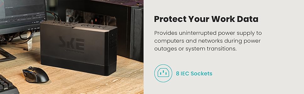 Bloc d'alimentation sans interruption noir sur une surface en bois avec périphériques informatiques, protection des données publicitaires