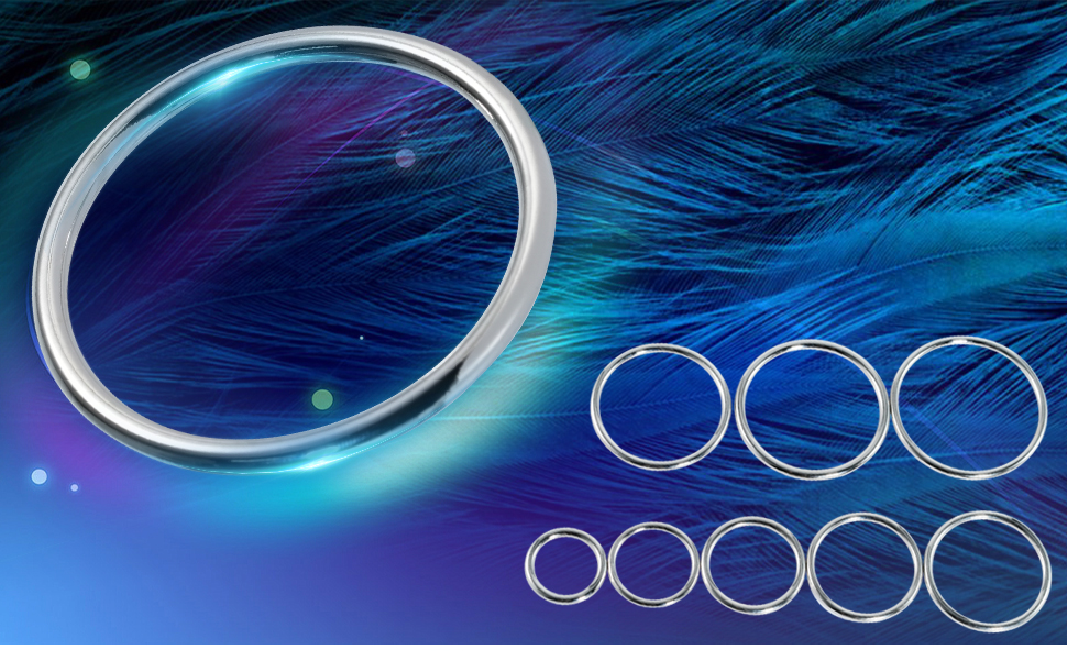 Sammlung von silbernen Metallringen in verschiedenen Größen, die vor einem abstrakten Hintergrund in Blau und Lila angeordnet sind. Der größere Ring ist deutlich sichtbar, der kleinere darunter.