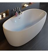 Moderne freistehende ovale Badewanne in mattweißer Oberfläche mit verchromtem Wasserhahn, die an einer dunkel strukturierten Wand positioniert ist.