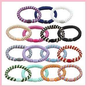 Collection d'élastiques à cheveux en spirale de différentes couleurs, dont le violet, le bleu, le rose, le noir et le vert, disposés en rangées.