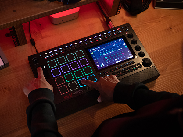 Amazon | Akai Professional MPC Live III スタンドアローン