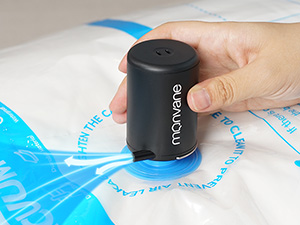 Appareil cylindrique noir créant des marques bleues circulaires sur une surface blanche, démontrant la fonctionnalité de dessin ou de mesure.