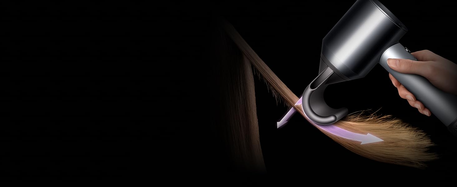 Modelo disimula los cabellos encrespados con Dyson Supersonic y el accesorio para encrespamiento.