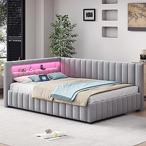 Graues gepolstertes Eckbett mit rosafarbener LED-Hintergrundbeleuchtung. Das getuftete Kopfteil, die Kissen und die Bettdecke sind in der modernen Schlafzimmereinrichtung gut sichtbar