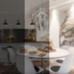 Innenszene, die aussieht, als ob es sich um ein Café oder Restaurant mit Pendelleuchten und Tischen handelt.