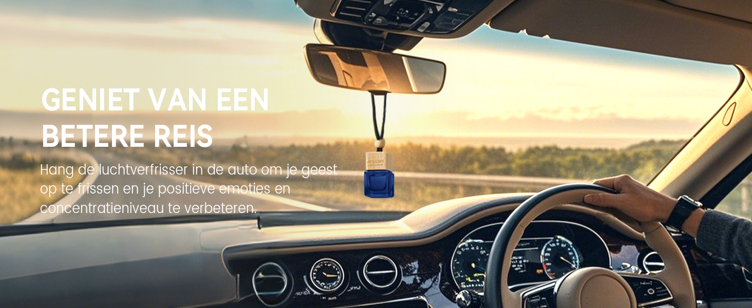 Aanzicht van het auto-interieur door de voorruit bij zonsondergang. Dashboard met zichtbare meters, stuur rechts. Blauwe luchtverfrisser die aan de achteruitkijkspiegel hangt