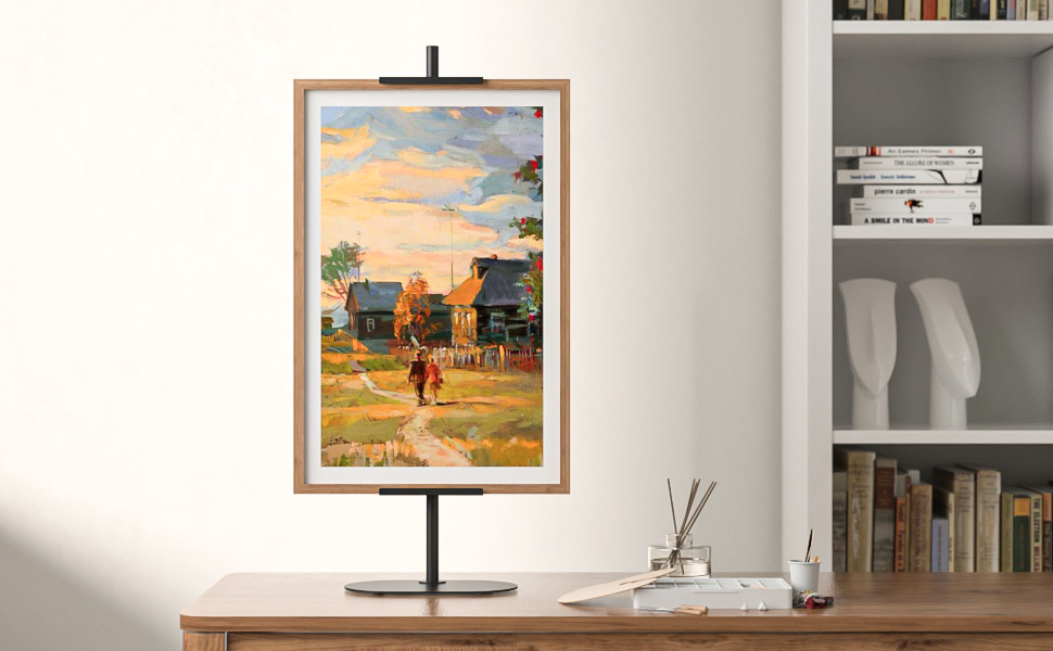 Vitrine für Innenarchitektur mit mehreren gerahmten Kunstwerken, die an weißen Wänden angeordnet sind. Darunter sind Möbel und Regale sichtbar.