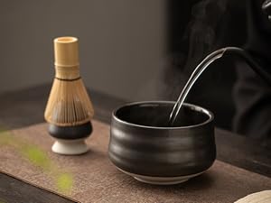 準備 茶碗を温めるために、まず茶碗に温水を入れます。その間に、抹茶と茶筅を用意します。次に、茶碗の温水を捨て、茶筅を湿らせます。