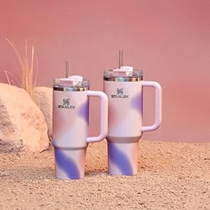 Série de photos de produits montrant des contenants blancs en céramique ou en plastique disposés sur une surface sableuse de couleur rose/pêche avec un éclairage spectaculaire.