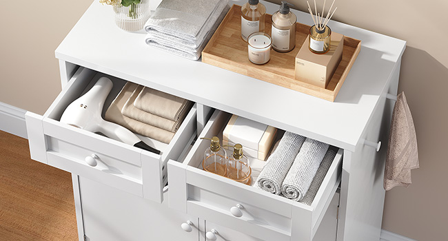 Bilderserie, die den Montageprozess von Holzmöbeln auf hellem Boden zeigt und verschiedene Bauphasen und Komponenten zeigt.