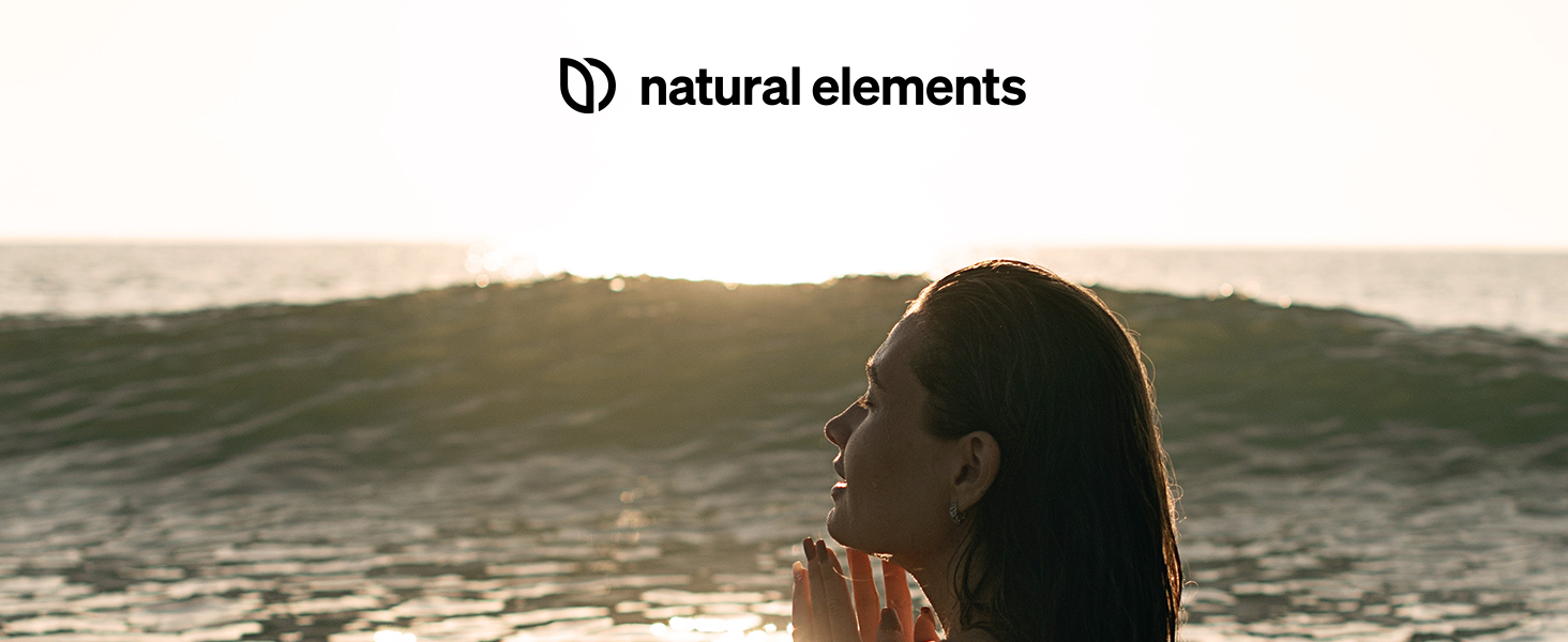 Silhouette d'une personne aux cheveux longs sur fond de coucher de soleil sur l'eau. Superposition de texte « Éléments naturels » dans le coin supérieur gauche