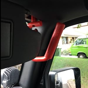 ジープラングラーのハンドルをつかむ