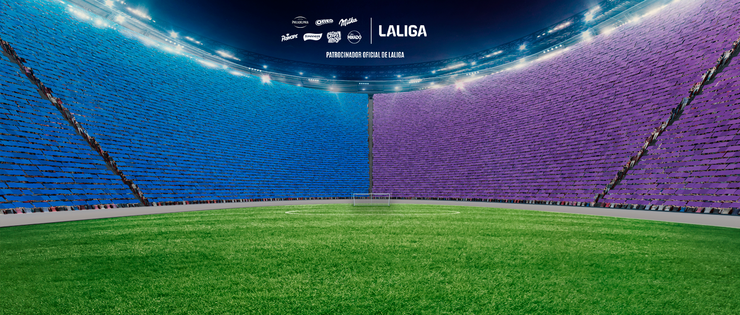 Serie de fotografías del estadio que muestran un estadio deportivo iluminado con iluminación violeta y azul, en transición a una vista diurna con un campo verde.