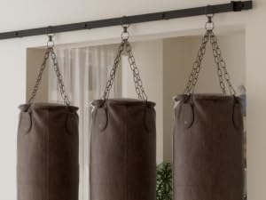 Drei braune zylindrische hängende Pflanzgefäße, die an Ketten an einer Metallstange aufgehängt sind. Jedes Pflanzgefäß hat eine stoffähnliche Textur und eine dekorative Schleife