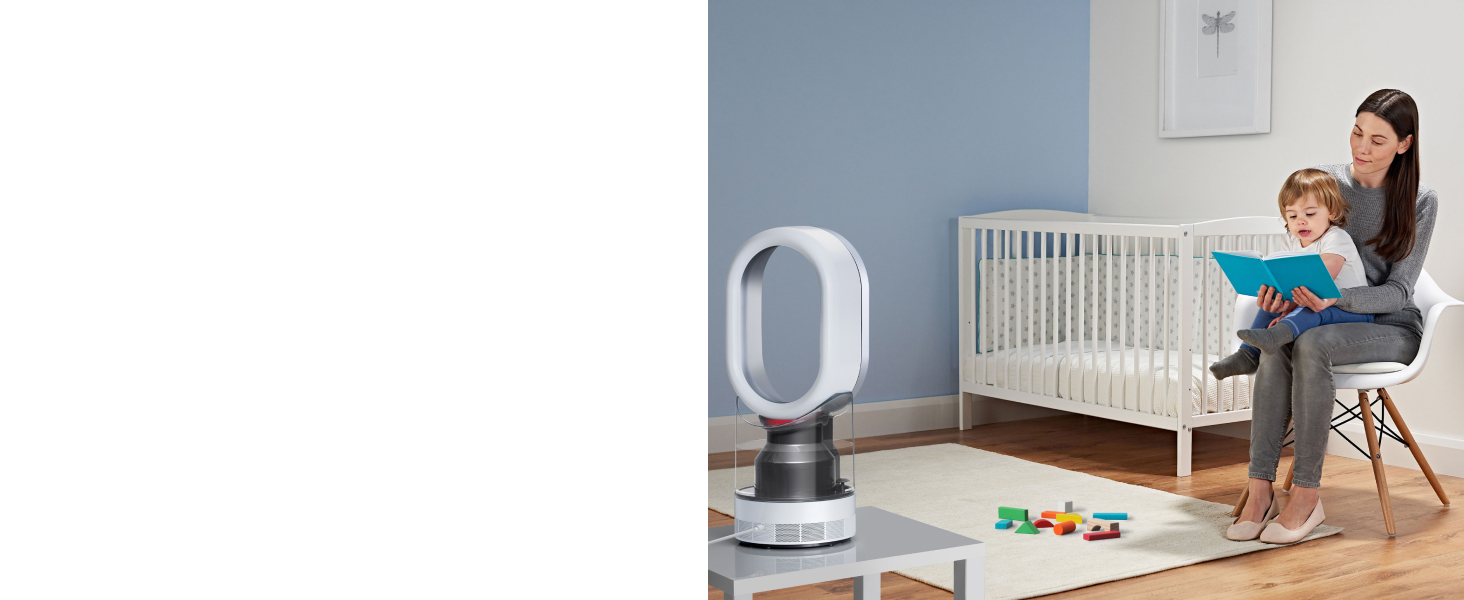 Un humidificateur Dyson en train d’humidifier l’air tandis qu’une mère fait la lecture à son enfant.