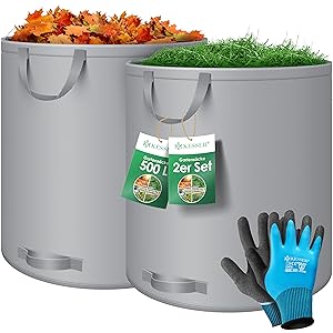 Twee grote grijze stoffen tuinzakken, de ene gevuld met herfstbladeren, de andere met gemaaid gras. Blauwe tuinhandschoenen en productlabels zichtbaar.