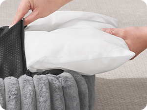 Nahaufnahme der Handhabung von grauem Textil- oder Stoffmaterial, das Textur und Flexibilität zeigt.