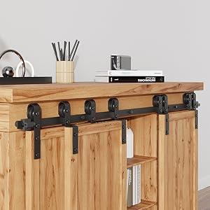 Konsolentisch aus Holz mit darunter liegenden Schiebetüren. Schiebeteile aus schwarzem Metall, sichtbar auf einer Schiene unter der Tischplatte