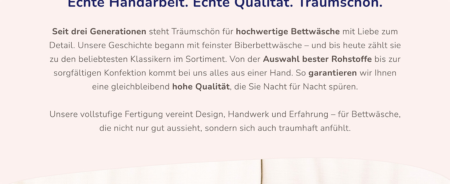 Text auf Deutsch, der hochwertige Bettwäsche beschreibt. Erwähnt Handarbeit, Qualität und generationenlange Erfahrung. Hellrosa Hintergrund mit dunklerem Text