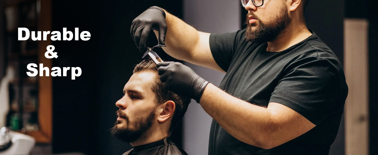 Coiffeur utilisant une tondeuse électrique pour couper les cheveux du client. Le texte superposé indique « Durable et tranchant », ce qui suggère les caractéristiques de l'outil de coupe de cheveux présenté