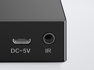 una caja negra con un puerto usb