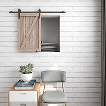 ein Stuhl und ein Tisch mit einem Fenster in einem Raum.