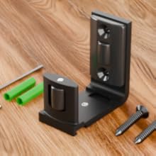 Wandladestation mit schwarzer Halterung, grünem Befestigungsmaterial und Schrauben auf der Holzoberfläche im Lieferumfang enthalten.